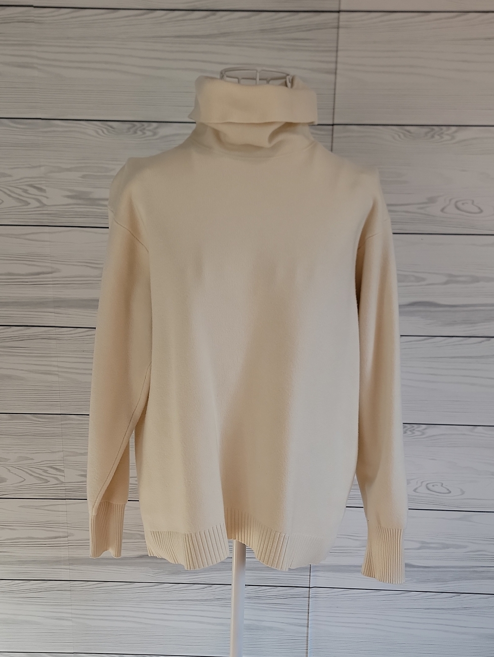 Uniqlo Turtleneck Sweater in Cream Womens Pullover Size M